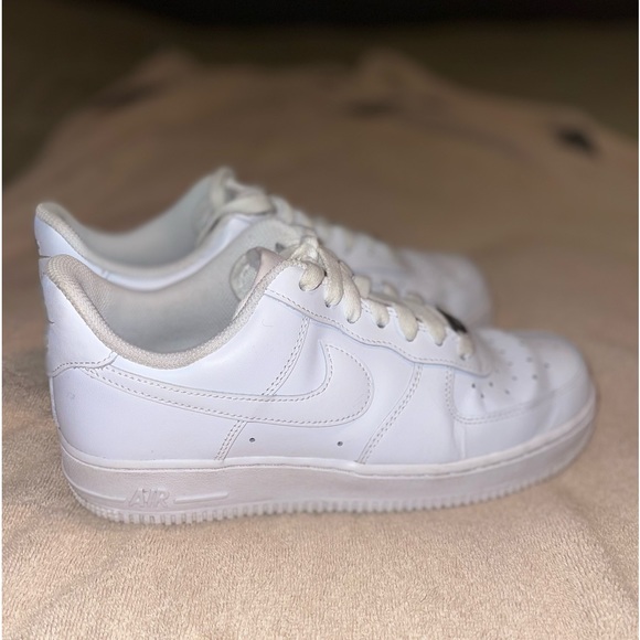 Women’s white Nike Air Force 1 sneaker size 8.5 - Picture 3 of 4